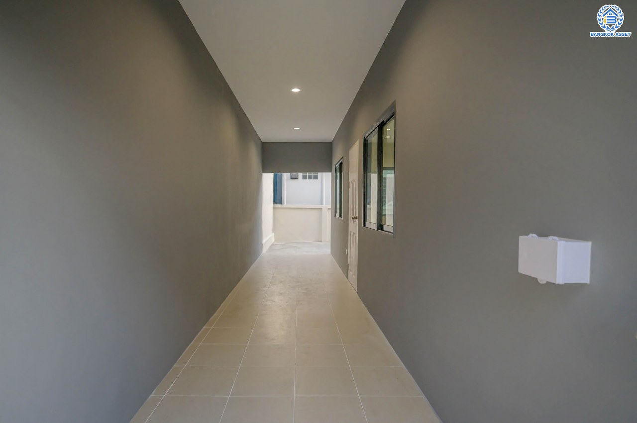 บ้านมือสองตกแต่งใหม่ โครงการ ชัยพัฒน์ เพิ่มสิน บ้านเดี่ยวหลังใหญ่ เนื้อที่ 63.8 ตร.ว. ฟังก์ชัน 3 ห้องนอน 2 ห้องน้ำ พร้อมห้องอเนกประสงค์ชั้นล่าง 1 ห้อง จอดรถได้ 1 คัน บนทำเลเดินทางสะดวก เชื่อมต่อถ.สายไหม, ถ.พหลโยธิน ใกล้สนามบินดอนเมือง และ ใกล้จุดขึ้นทางด่วน"ฉลองรัช"...